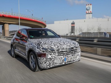 Nowy VW Touareg w drodze przez Polskę do Pekinu